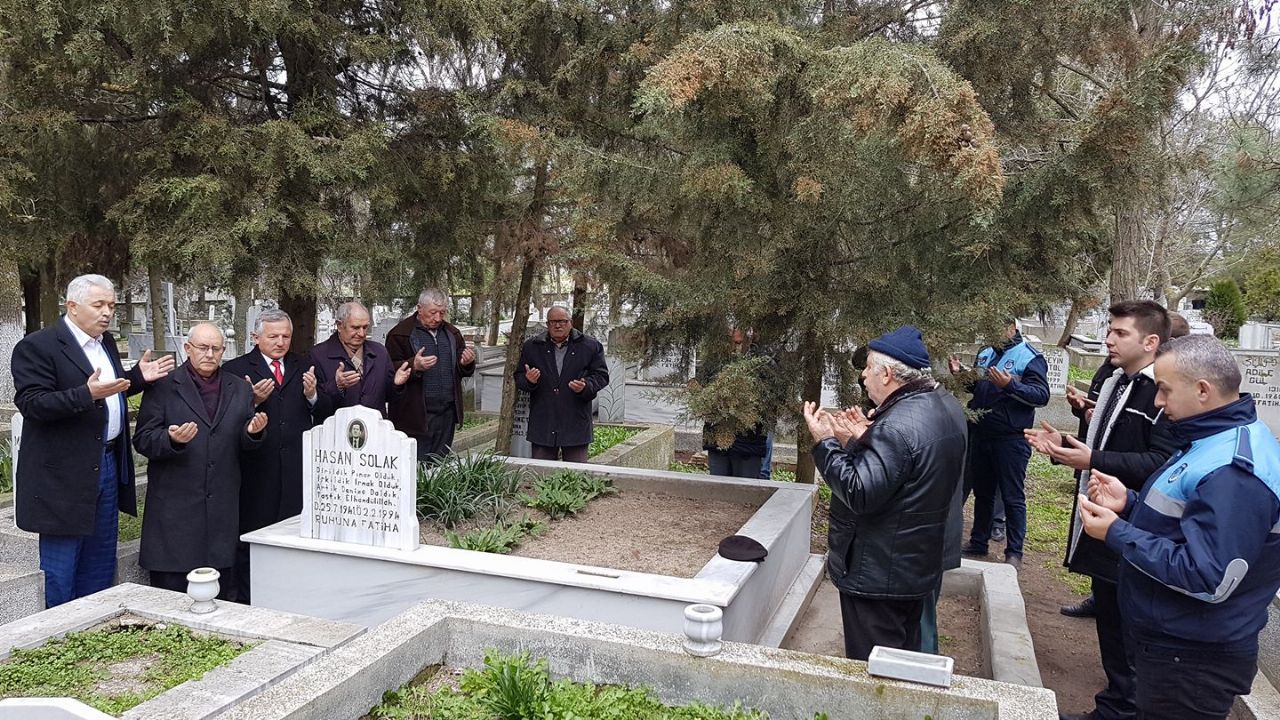 Hasan Solak Kabri Başında Anıldı