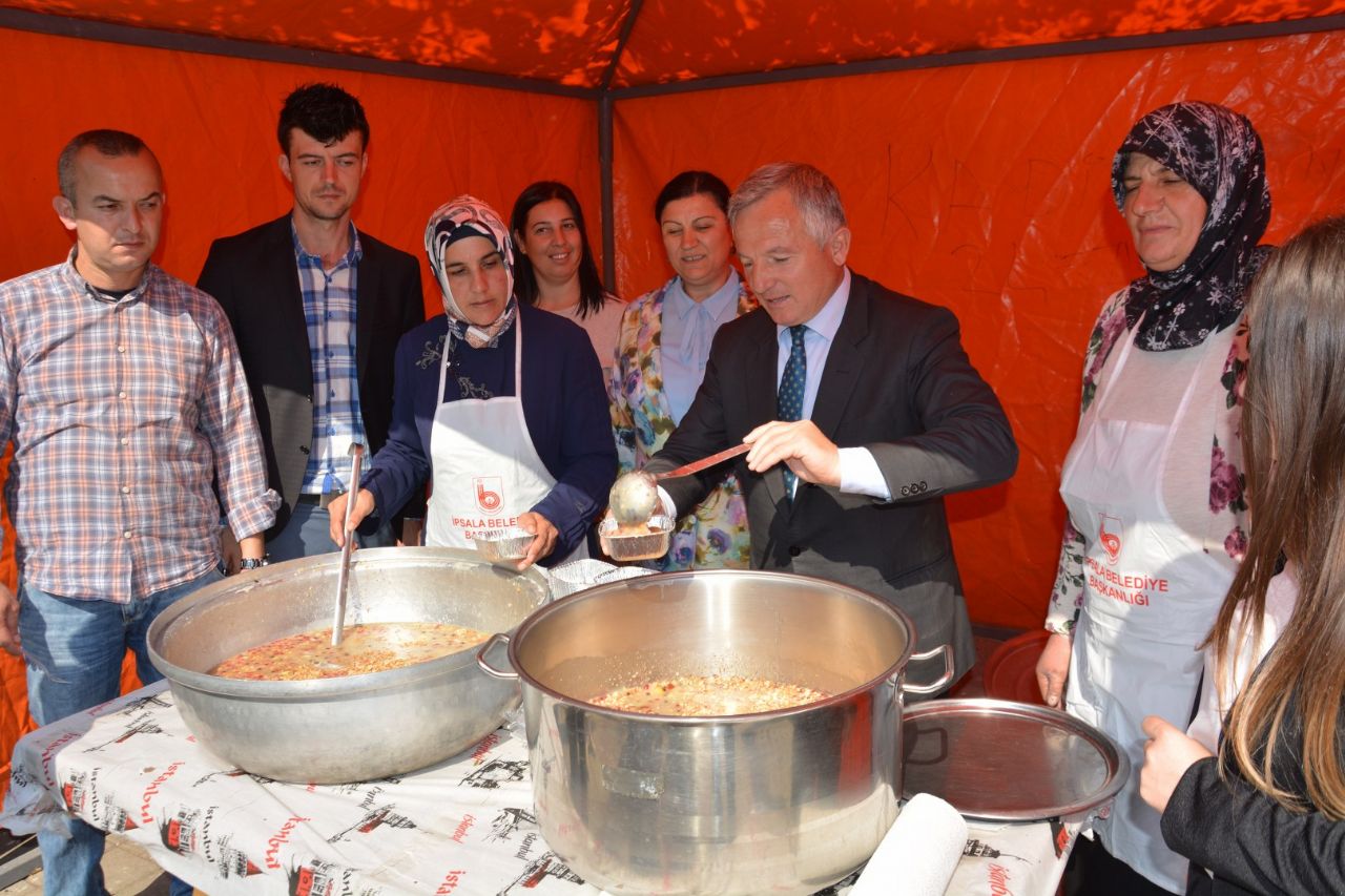 Belediye Aşure Dağıttı.