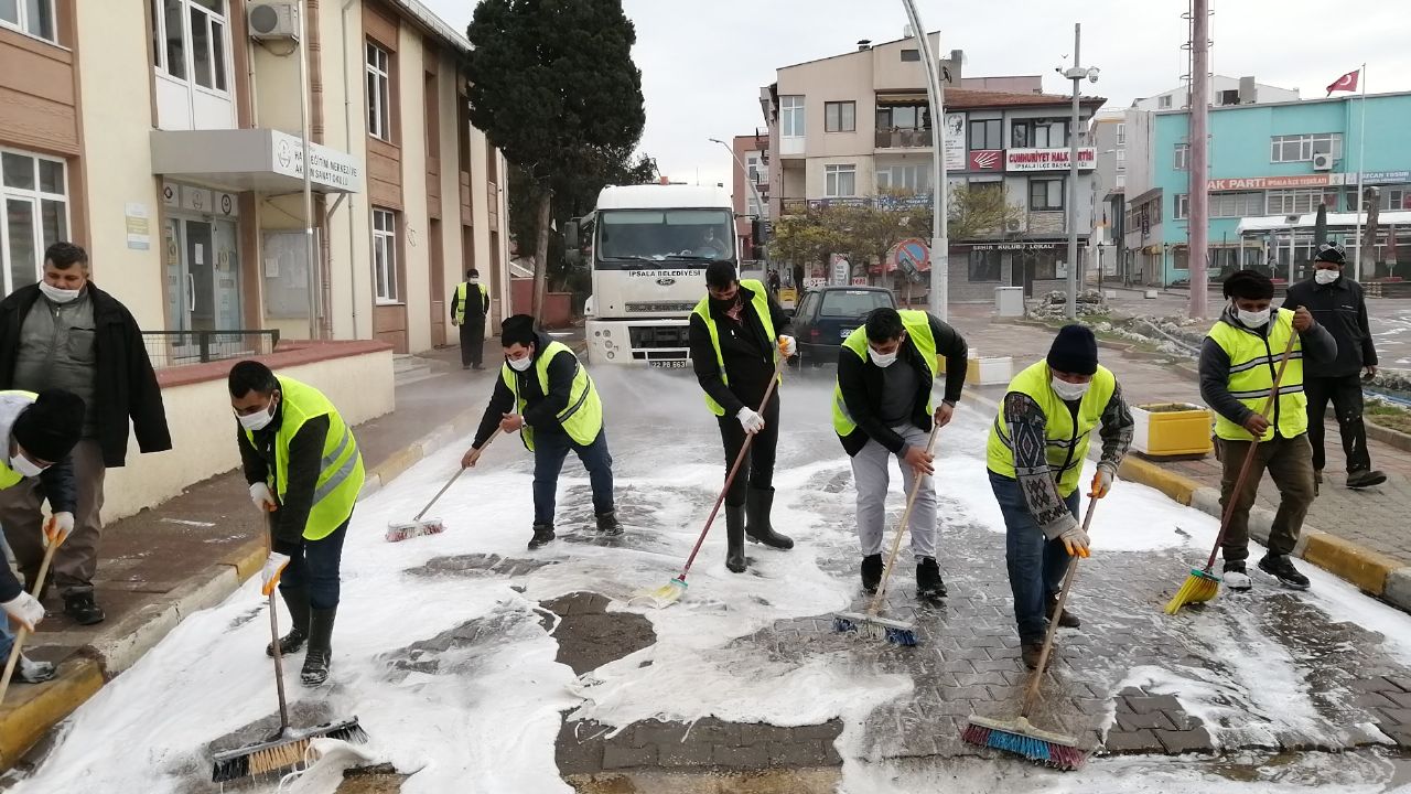 İpsala'da cadde ve sokaklar dezenfekte ediliyor