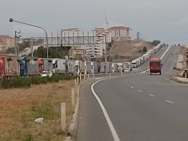 Gümrük Kapısı Yolunda Büyük Yoğunluk