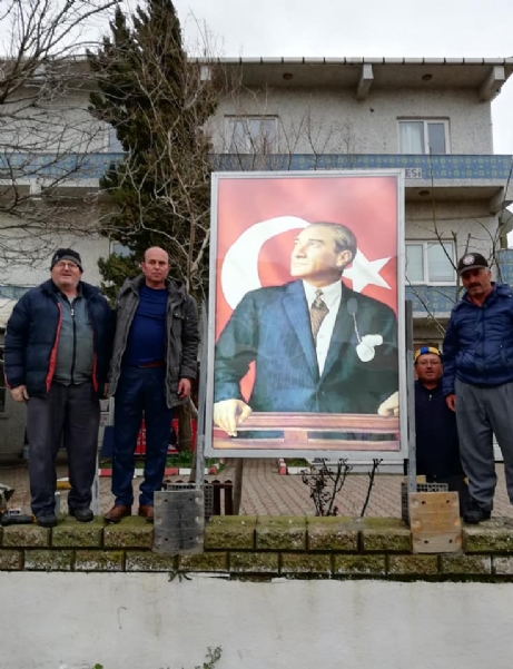 Muhtarlık Binası Önüne Atatürk ve Türk Bayrağı Posterleri Yapıldı.