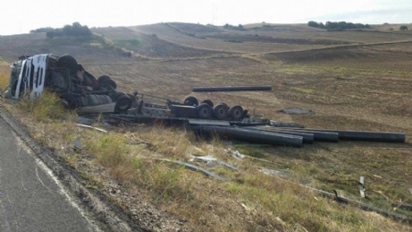 Doğalgaz borusu yüklü TIR yoldan çıkarak devrildi